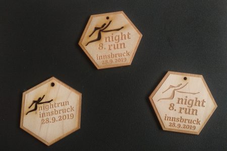 Die Medaille für die Finisher des Innsbrucker Nightruns wurde aus Birkenholz angefertigt.