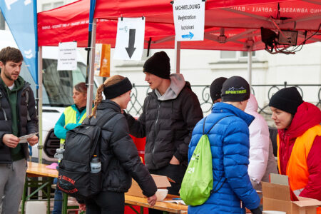 Für die 21. Auflage des IKB Silvesterlaufes Innsbruck nehmen wir morgen Samstag im Quartier der Turnerschaft Innsbruck, Wiesengasse 20 und ab 14 Uhr am Vorplatz des Tiroler Landestheaters noch Nachmeldungen entgegen. Foto : Markus Pienz