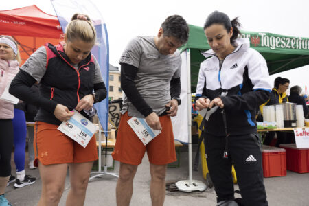 Wer sich schon vorab anmeldet, kann gleich zur Startnummernausgabe beim TirolMilch Frühlingslauf und erspart sich Wartezeiten. Foto: TI/Webhofer