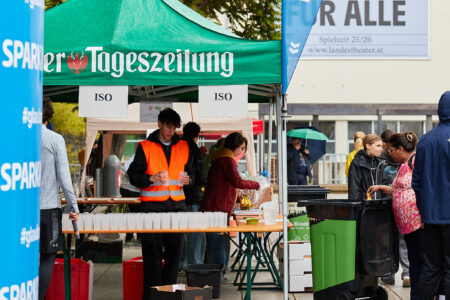 Dein Trinkbecher ermöglicht anderen Menschen in dieser Welt Zugang zu sauberem Trinkwasser. Cool, oder? Spende deinen Becherpfand oder such dir einen Sponsor für unsere Viva con agua - Spendenläufe.